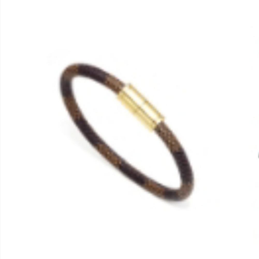 Designer inspired distinct leather w/gold magnetic